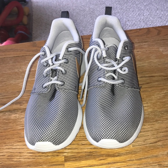 Nike Roshe One Sneakers - Picture 7 of 8